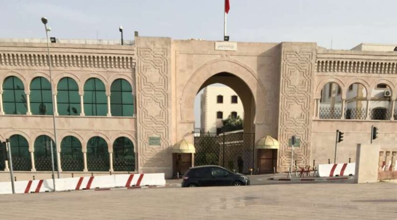 Le ministre de la Défense nationale décore des agents civils.