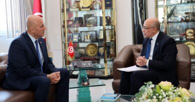 Le ministre de la Défense reçoit l'ambassadeur américain.