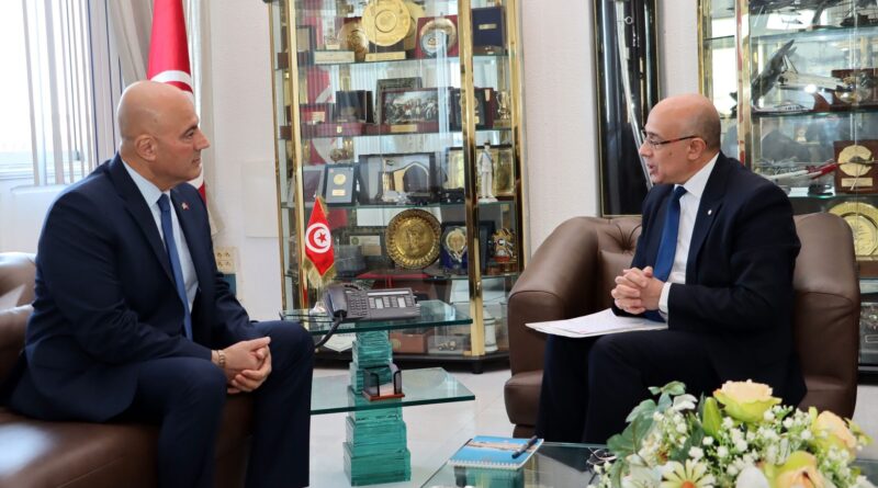 Le ministre de la Défense reçoit l'ambassadeur américain.