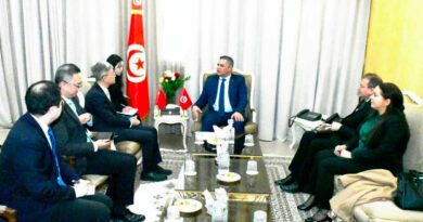 Le ministre de l'Intérieur reçoit l'ambassadeur de Chine en Tunisie.