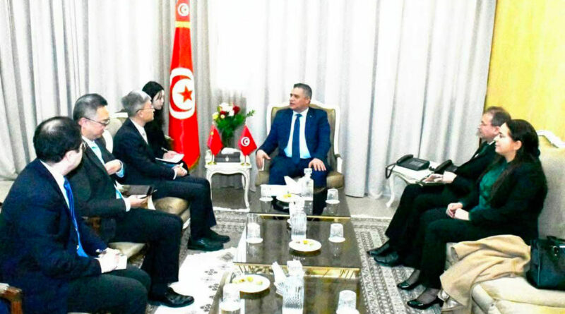 Le ministre de l'Intérieur reçoit l'ambassadeur de Chine en Tunisie.