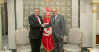 Le ministre des AE reçoit l'ambassadeur du Bangladesh en Tunisie.