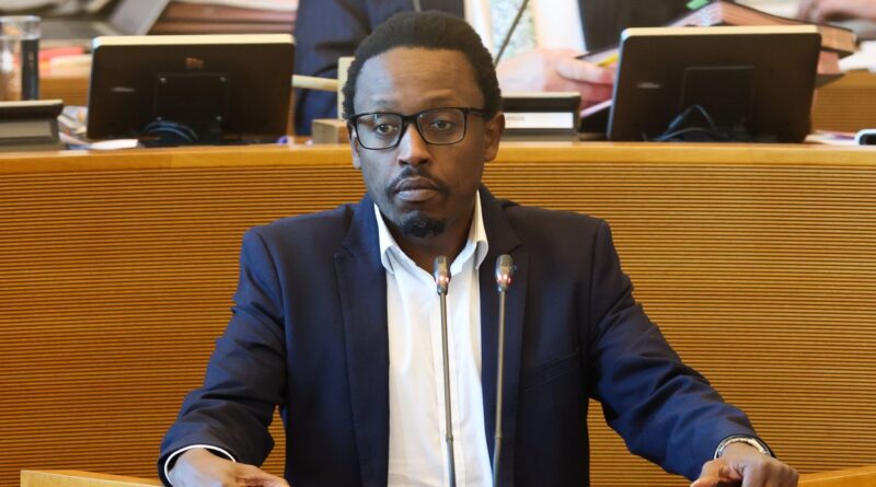 Le parlement wallon réduit les pensions des députés : Ecolo et PTB s'abstiennent.