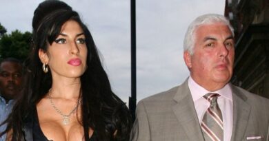 Le père d'Amy Winehouse accuse deux amies de vente de souvenirs.