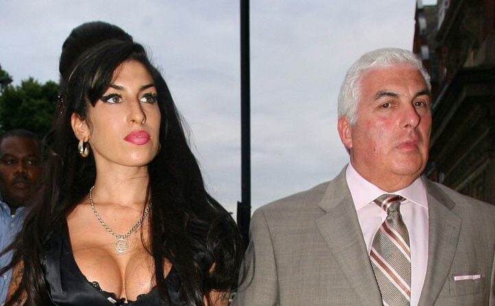 Le père d'Amy Winehouse accuse deux amies de vente de souvenirs.