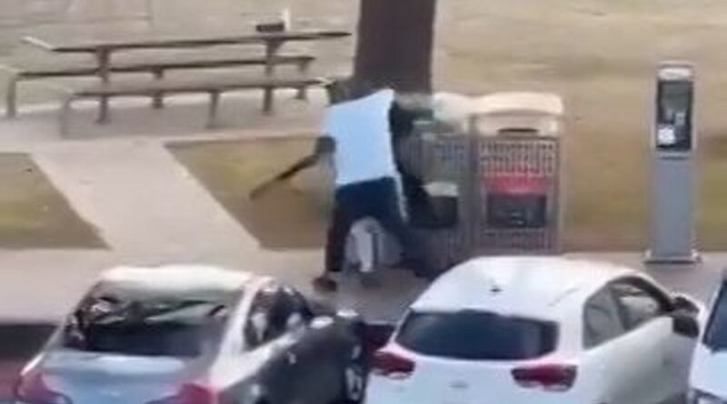 Le Premier ministre australien honore un passant ayant désarmé un terroriste.