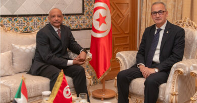 Le Secrétaire d'État aux Affaires étrangères reçoit l'ambassadeur soudanais en Tunisie.