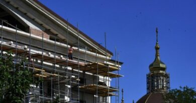 Le théâtre de Marioupol rouvre en Ukraine occupée après sa destruction.