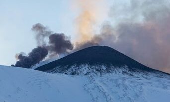 Le volcan Etna enneigé en éruption émerveille en images.