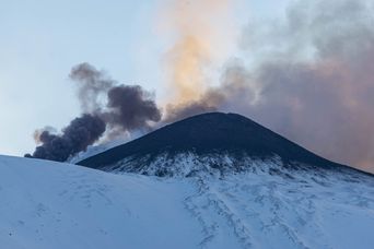 Le volcan Etna enneigé en éruption émerveille en images.