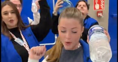 Léonie, caissière star de TikTok au Carrefour de Laval, a un agent de sécurité.