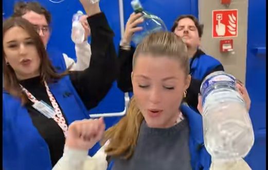 Léonie, caissière star de TikTok au Carrefour de Laval, a un agent de sécurité.