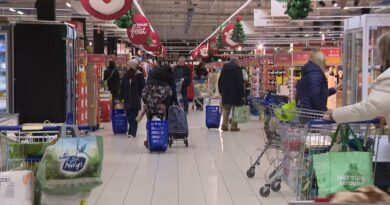 Les clients envahissent les grandes surfaces avant Noël.