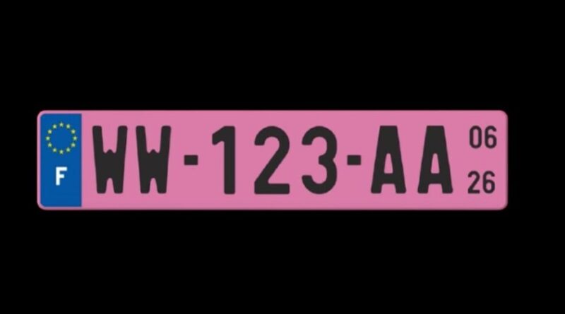 Les plaques d’immatriculation roses arrivent en France le 1er janvier 2026.