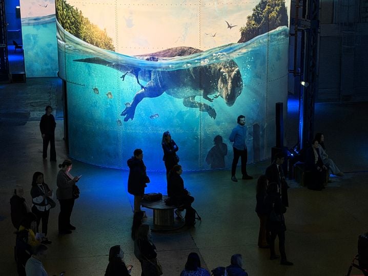 Les monstres préhistoriques grandeur nature à L'Atelier des Lumières.