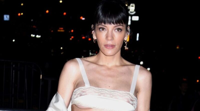 Lily Allen dévoile son album « West End Girl » sur clé USB plug anal.