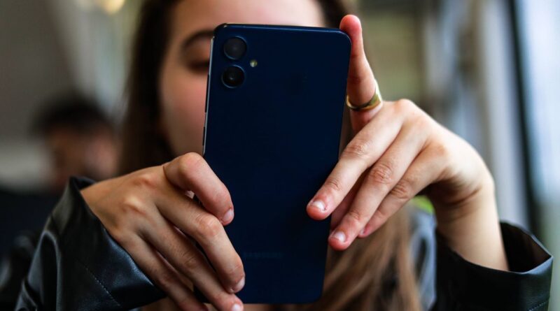 L'interdiction des réseaux sociaux aux jeunes Australiens suscite des avis variés.