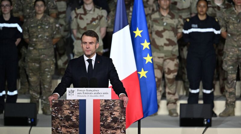 Macron autorise la construction d'un porte-avions de 310 mètres et 80.000 tonnes.