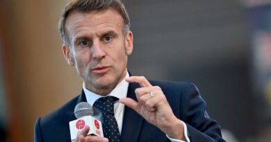 Macron confirme son souhait d'interdire les réseaux sociaux aux moins de 15 ou 16 ans.