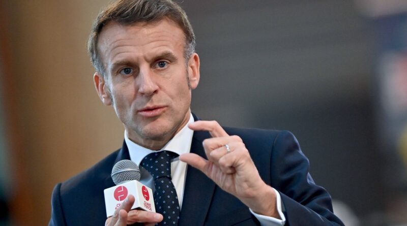 Macron confirme son souhait d'interdire les réseaux sociaux aux moins de 15 ou 16 ans.