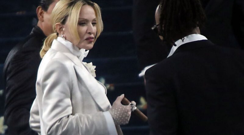 Madonna critique Donald Trump sur son refus de soutenir la journée mondiale de lutte contre le sida.