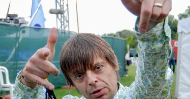 Manchester rend hommage à Mani, de David Beckham à Liam Gallagher.