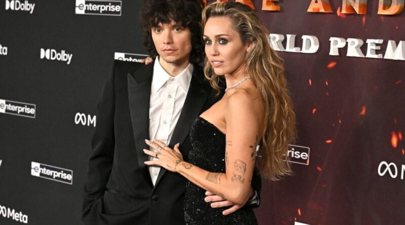 Miley Cyrus annonce ses fiançailles avec Maxx Morando, cinq ans après Liam Hemsworth.