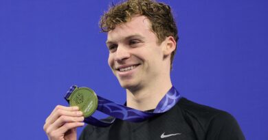 Natation : Léon Marchand remporte l'or et bat son record au 400 m