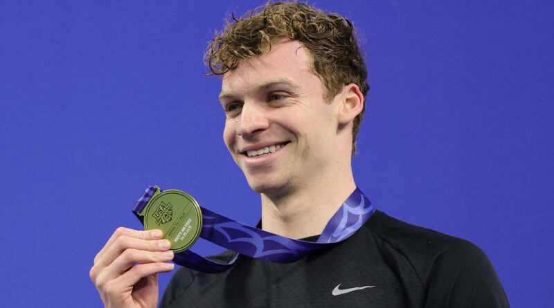 Natation : Léon Marchand remporte l'or et bat son record au 400 m