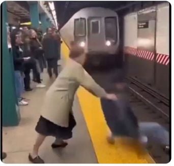 New York : Une dame âgée ne pousse pas un homme sous un métro ? C’est sûrement de l’IA…