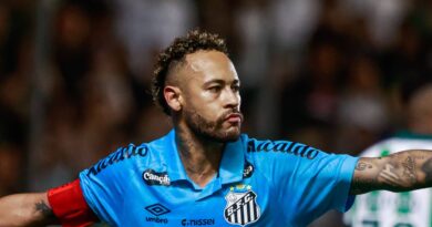 Neymar marque un triplé sur une jambe, évitant à Santos la relégation