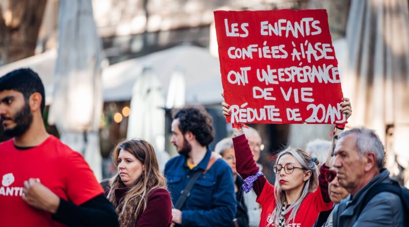 Paris : Éducatrices d’un foyer rasent la tête d’un enfant pour le punir, signalement effectué.