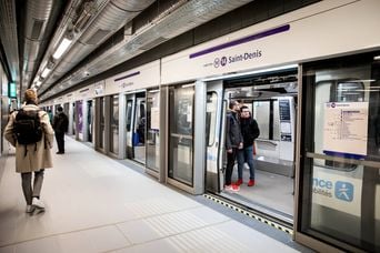 Paris : « Personne ne t’aide »… Photo de poussette dans métro suscite réactions