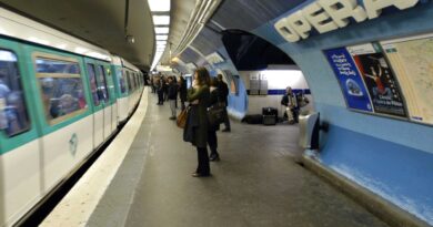 Paris : Trois femmes blessées à l'arme blanche dans le métro, un homme arrêté.