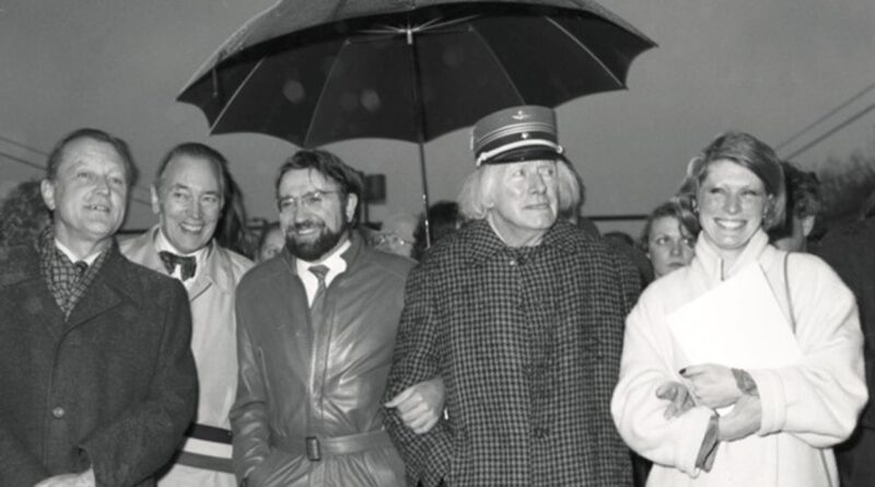 Paul Delvaux, chef de gare honoraire à Louvain-la-Neuve en 1984.