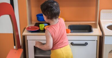 Petite enfance : 840 kg d'enfants portés par jour, 56.000 heures de bruit