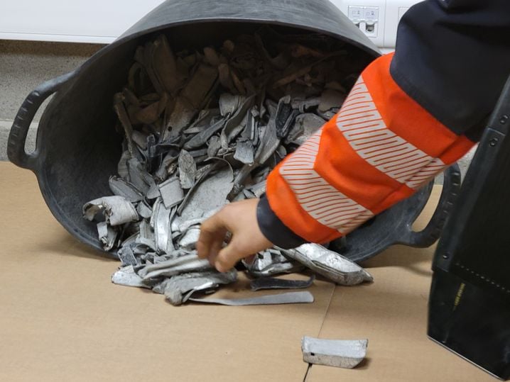 Dans ce sceau se trouvent des morceaux d'aluminium, issus de panneaux photovoltaïques. Leur qualité de pureté est régulièrement contrôlée.