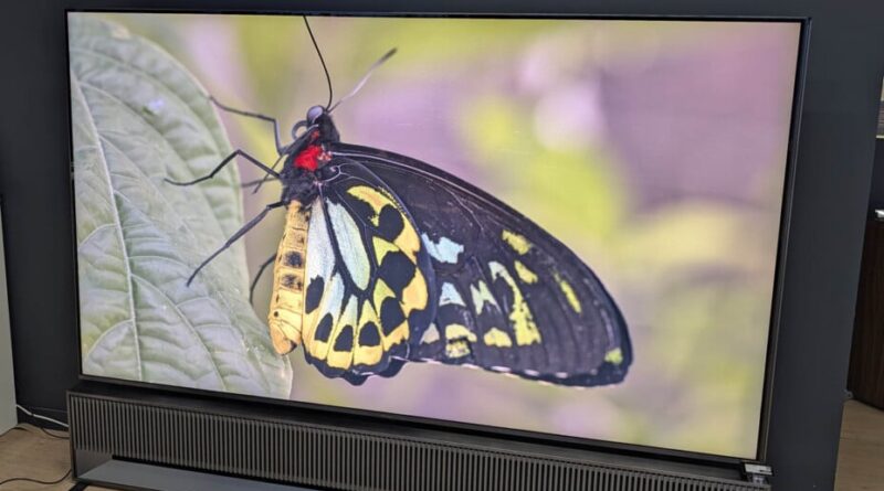 Prise en main du téléviseur LCD Hisense 116UX de 116 pouces.