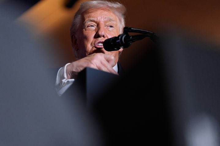 Dans l'ombre, le président Donald Trump pourrait peser sur le rachat de Warner par Paramount.