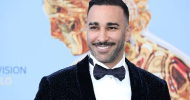 « Rami débute dans une carrière d'acteur au théâtre »