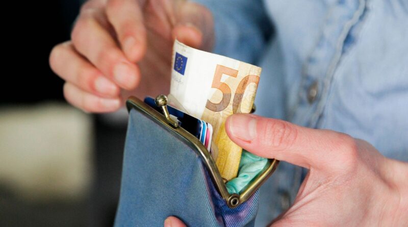 Réformes fédérales : pas de hausse de la TVA avant mars, salaires de janvier non plafonnés.