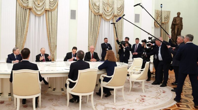 Réunion russo-américaine à Moscou : Trump juge la rencontre "très bonne"