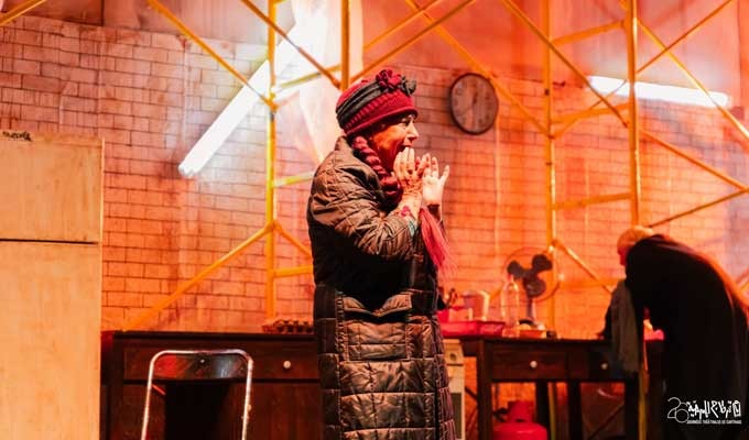 « Rêve(s) » : comédie noire au Rio explorant ruines et illusions.