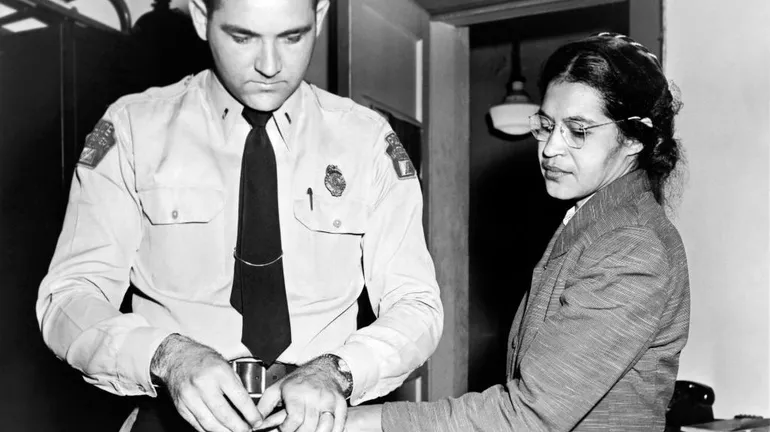 Rosa Parks, après son refus de céder sa place dans un bus de Montgomery à un homme blanc le 1er décembre 1955, est arrêtée.