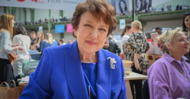 Roselyne Bachelot explique ses moqueries sur Jordan Bardella dans « Quelle époque ! »