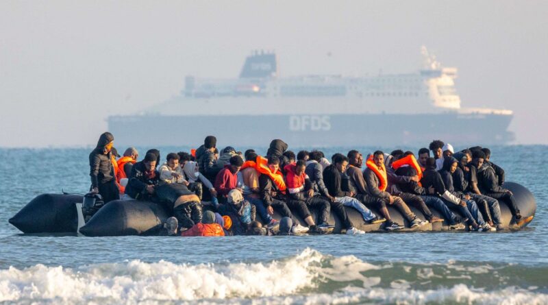 Royaume-Uni : Plus de 700 migrants traversent la Manche après une pause de quatre semaines