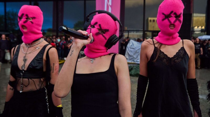 Russie : La justice ne réprime pas les critiques des Pussy Riot envers Poutine