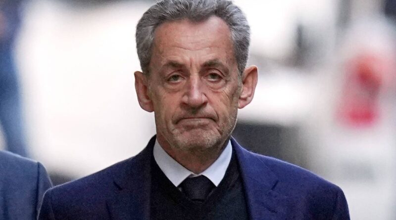 Sarkozy publie « Journal d’un prisonnier » entre dédicace et contrôle judiciaire.