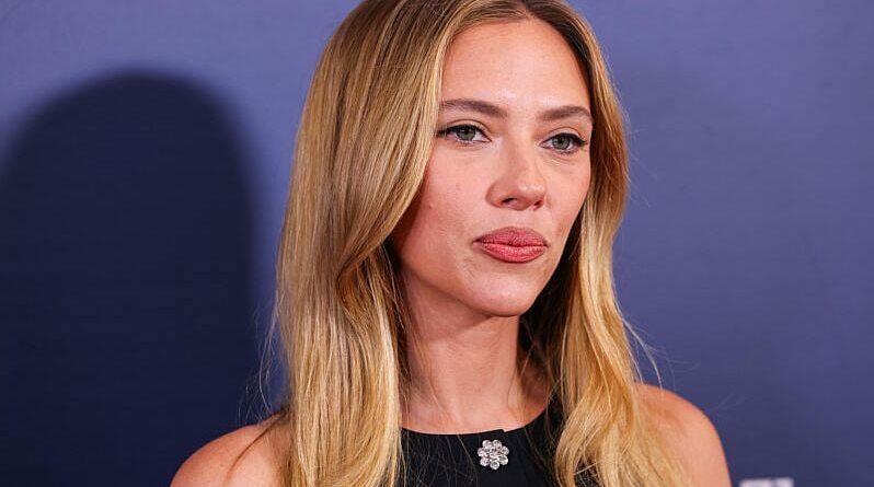 Scarlett Johansson défend Woody Allen contre des accusations d'agression sexuelle.