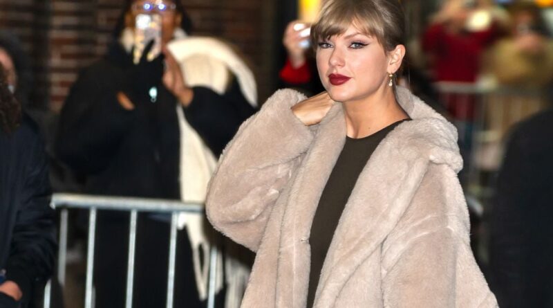 Simu Liu dévoile comment Taylor Swift a sublimé sa demande en mariage.